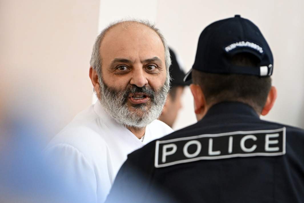 Архиепископ Баграт Галстанян во время первого заседания суда в Ереване