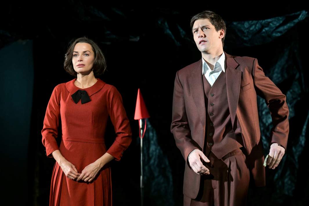 Анастасия Жданова в роли Тани и Владимир Гуськов в роли Германа во время пресс-показа спектакля «Таня» в театре имени Евгения Вахтангова