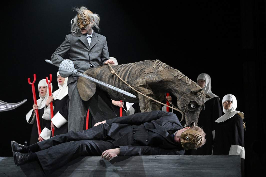 Актеры Илья Козырев и Иван Волков в спектакле «Дон Кихот» во время предпремьерного показа в МХТ имени А.П. Чехова