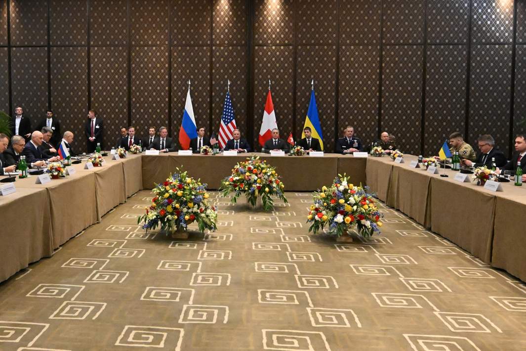 Участники трехсторонней встречи делегаций России, США и Украины в Женеве