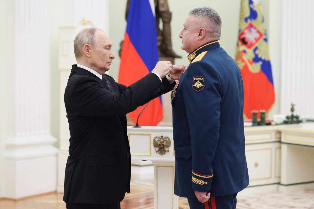 Президент РФ Владимир Путин и заместитель командующего войсками Центрального военного округа генерал-лейтенант Арутюн Дарбинян, удостоенный звания Героя Российской Федерации, на церемонии вручения государственных наград Героям России в День защитника Отечества