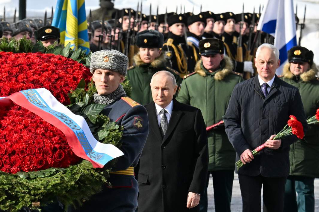 Президент РФ Владимир Путин на церемонии возложения цветов к Могиле Неизвестного Солдата в Александровском саду в у Кремлевской стены в День защитника Отечества