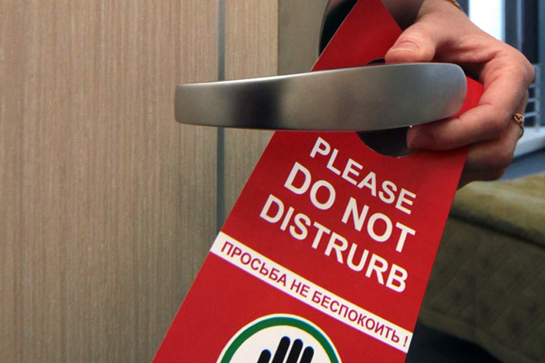 Табличка на двери номера в отеле