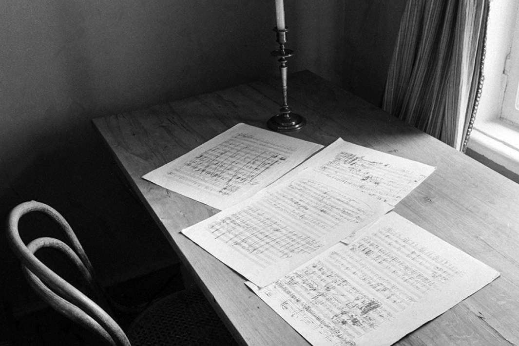 Рабочий стол русского композитора Петра Ильича Чайковского с эскизами Шестой ("Патетической") симфонии