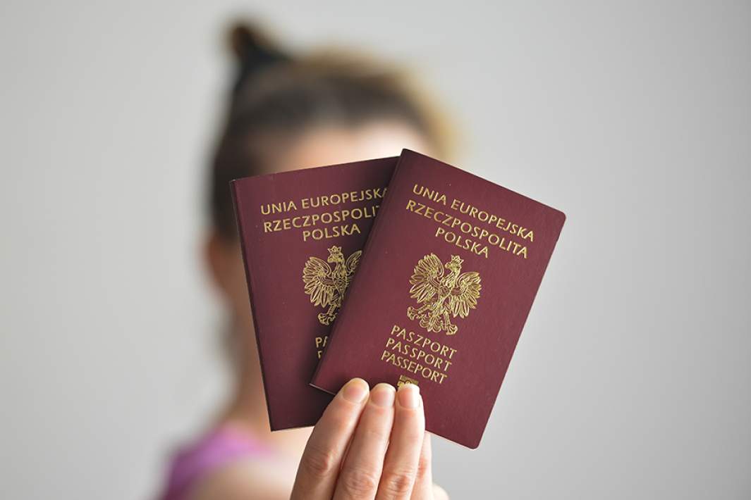 Польские паспорта в руках 