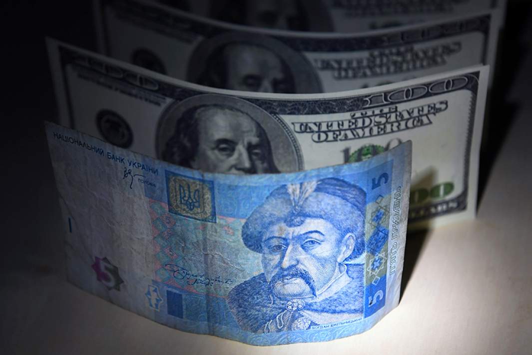 Купюры гривны и доллара