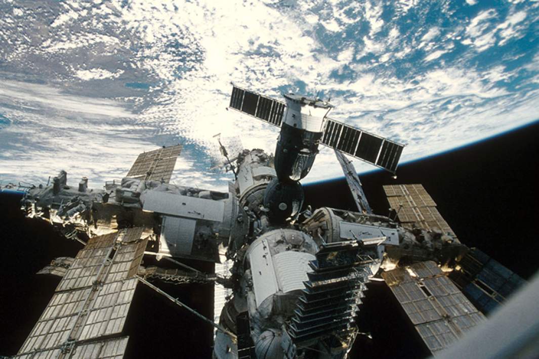 Орбитальная станция «Мир». Слева направо: модуль «Квант», транспортный корабль «Союз», модуль «Природа», модуль «Спектр», модуль «Кристалл»