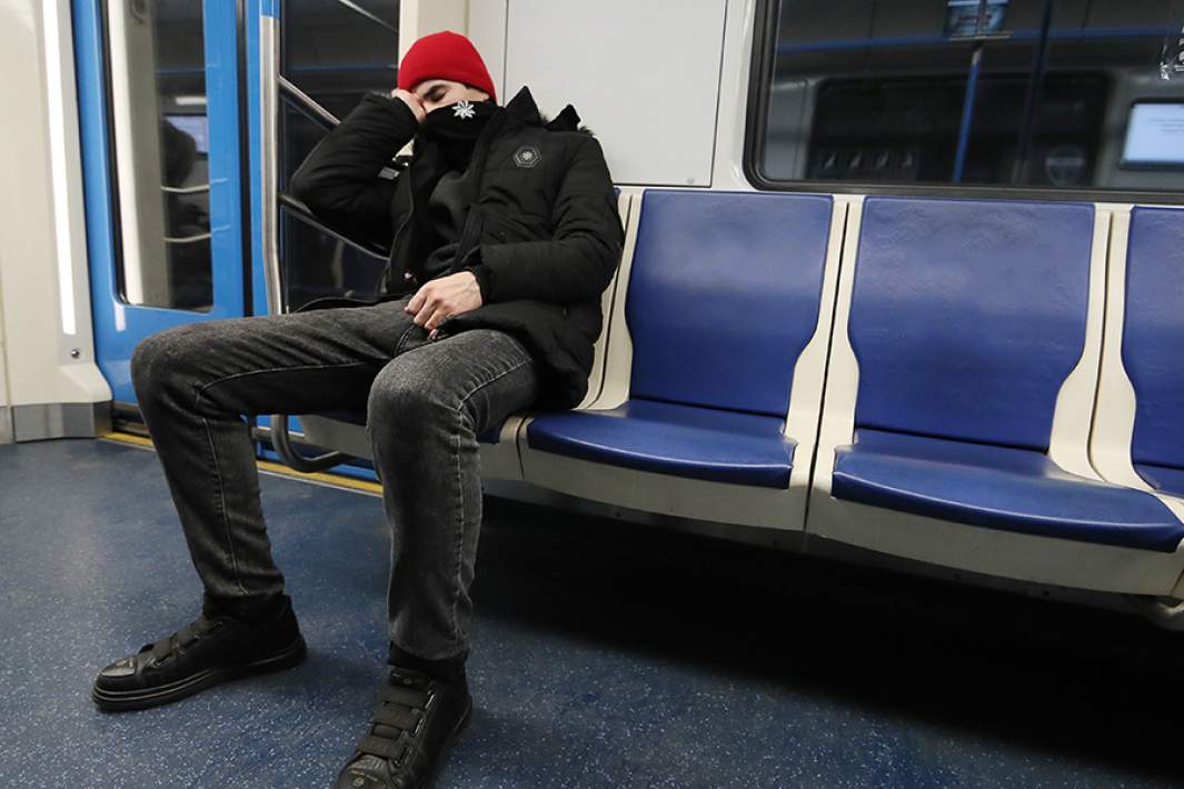 Мужчина спит в вагоне метро
