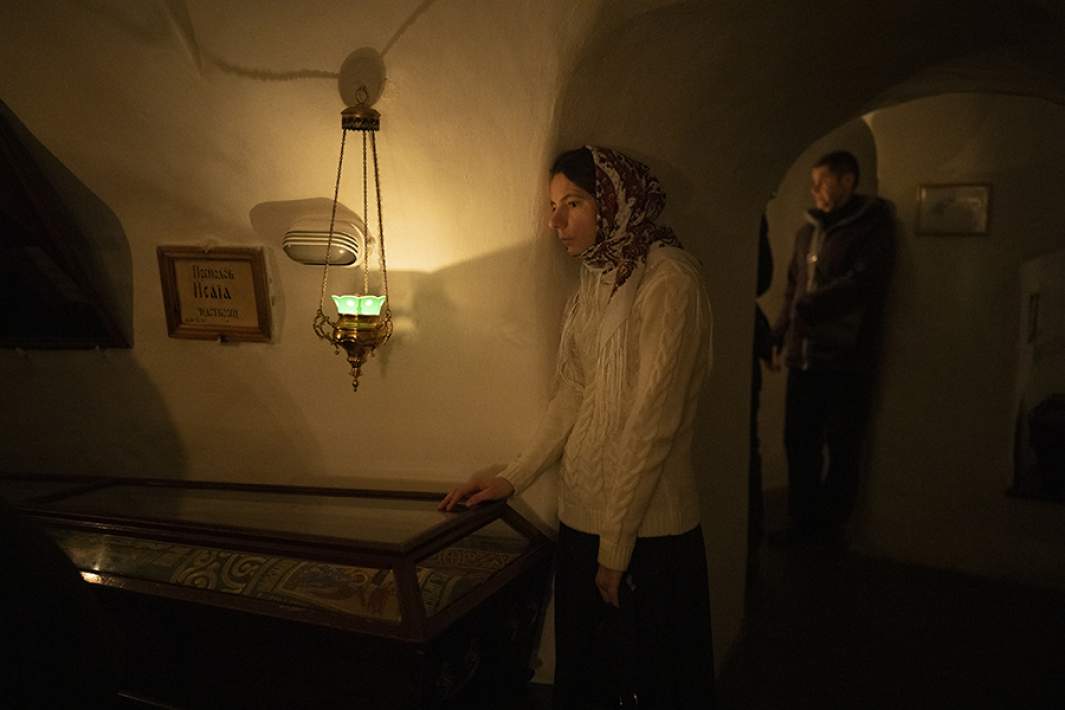 Верующие в катакомбах Киево-Печерской лавры