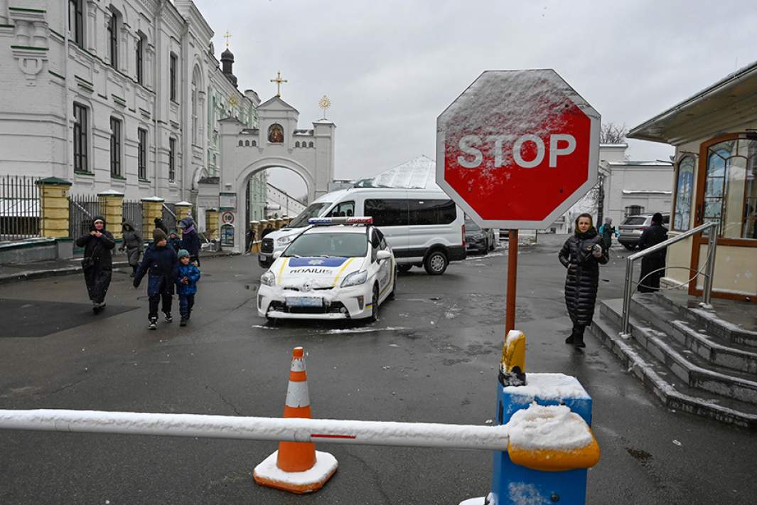 Автомобили полиции у въезда на территорию Киево-Печерской лавры. Март 2023 года
