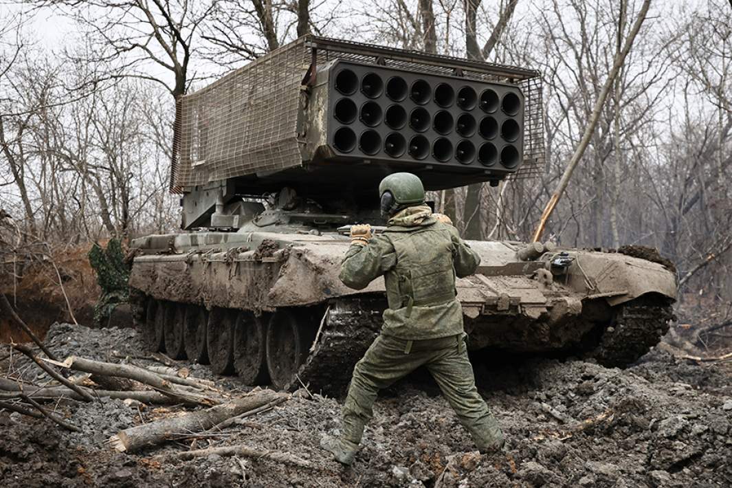 Военнослужащий во время работы экипажа ТОС-1А «Солнцепек»