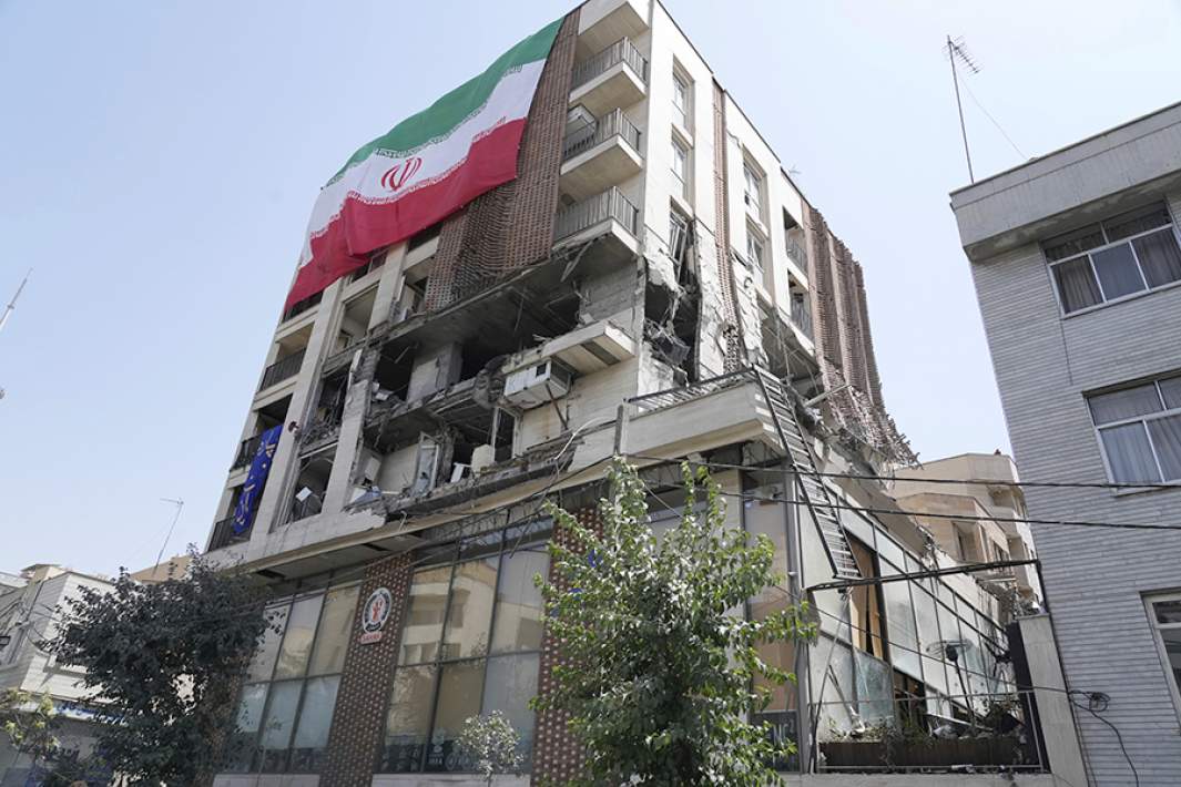 Поврежденный в результате израильского удара жилой дом в Тегеране. Июнь 2025 года
