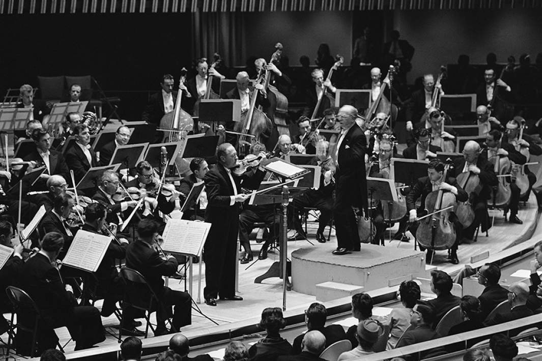 Выступление Детройтского симфонического оркестра и Яши Хейфеца (в центре со скрипкой)