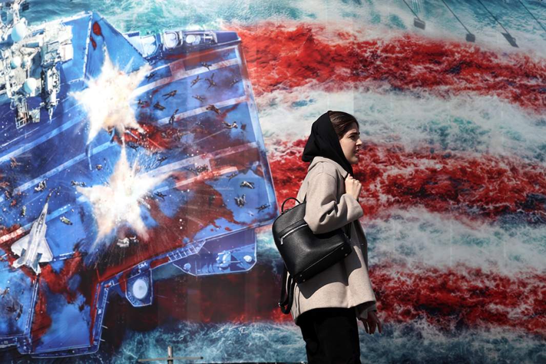 Антиамериканский баннер на площади Энкелаб в Тегеране