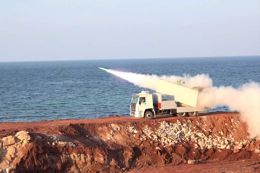 Ракетная установка КСИР ведет огонь по условному противнику во время маневров «Умный контроль Ормузского пролива»
