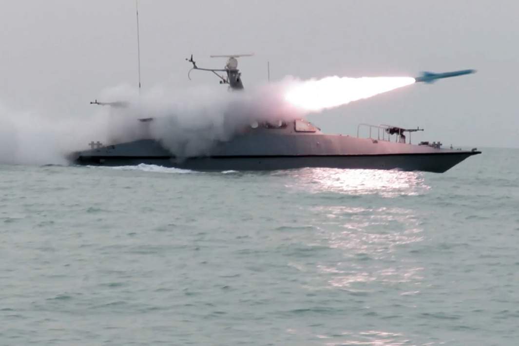 Ракетный катер КСИР во время маневров «Умный контроль Ормузского пролива»