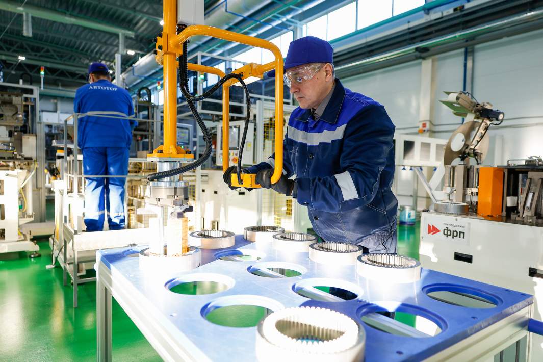 Рабочий на заводе 