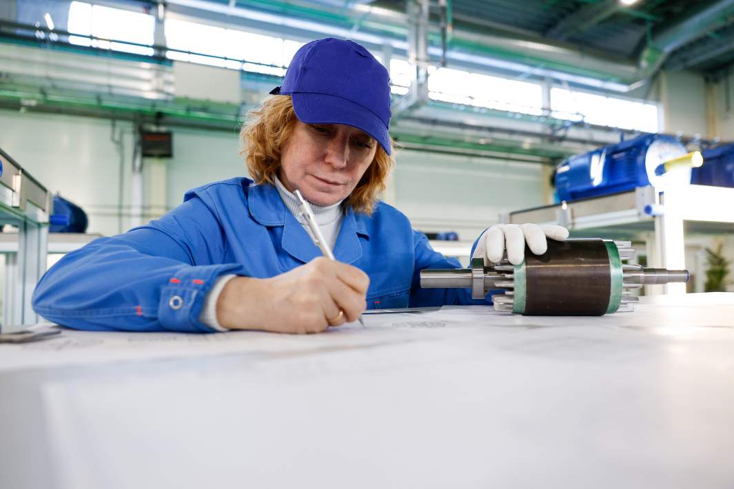 Рабочий на заводе 