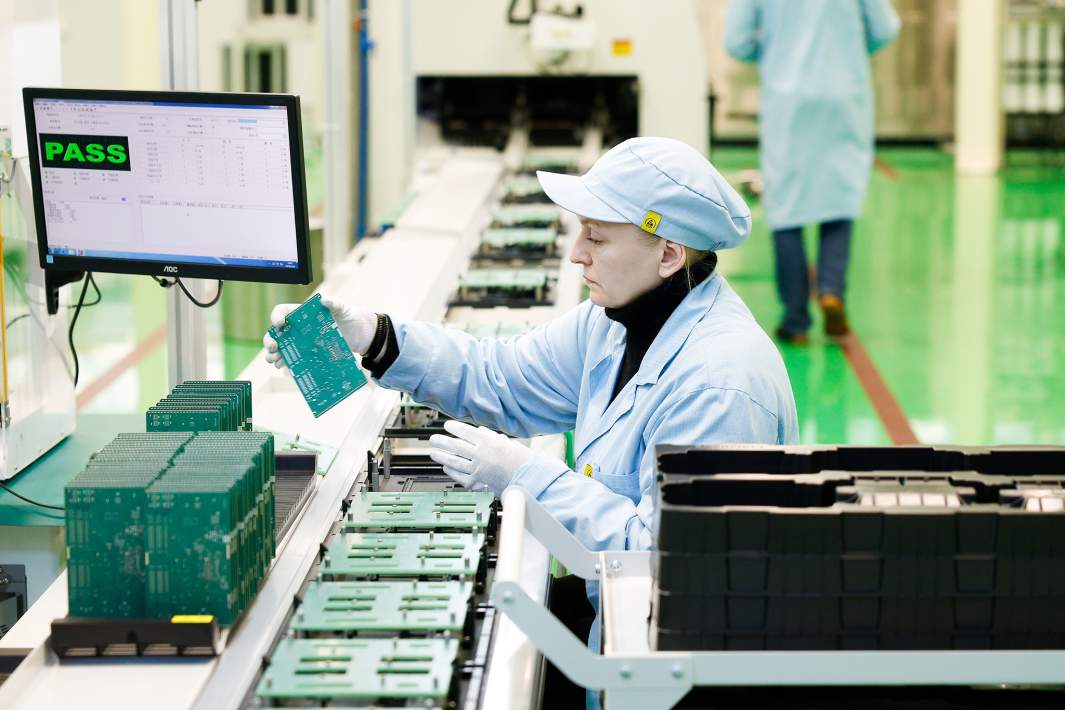 Рабочий на заводе 