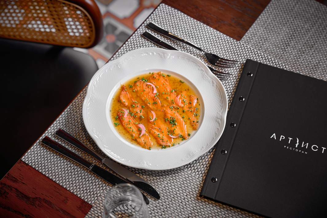 Карпаччо из лосося с листьями шисо