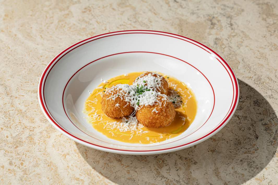 Крокеты с креветкой и сливочным биском