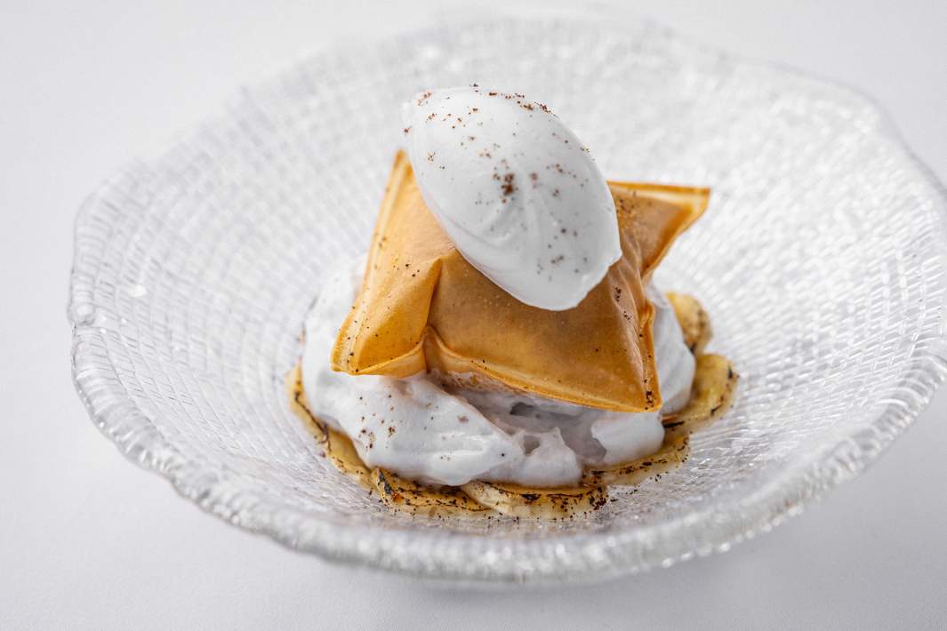 Омоньер с кокосовой эспумой и карамелизированным бананом