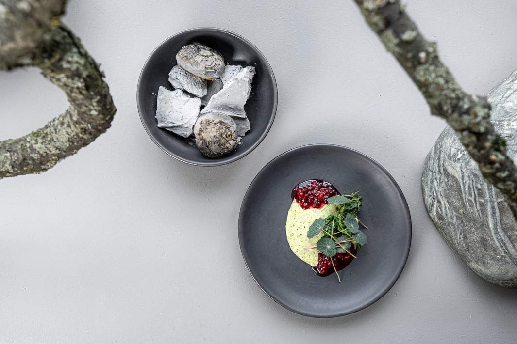 Печеная в глине репа с кремом из трав, брусничным вареньем и жареной зеленью