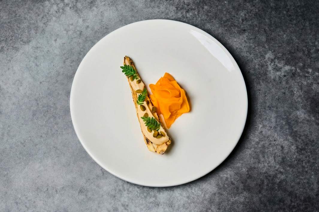 Печеный пастернак, крем из сельдерея, тыква, «Белуга»