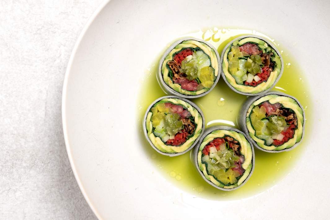 Роллы без риса в дайконе с авокадо, шиитаке и васаби «Кизами», Sapiens