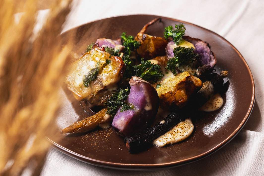 Фермерские корнеплоды с соусом из копченого масла