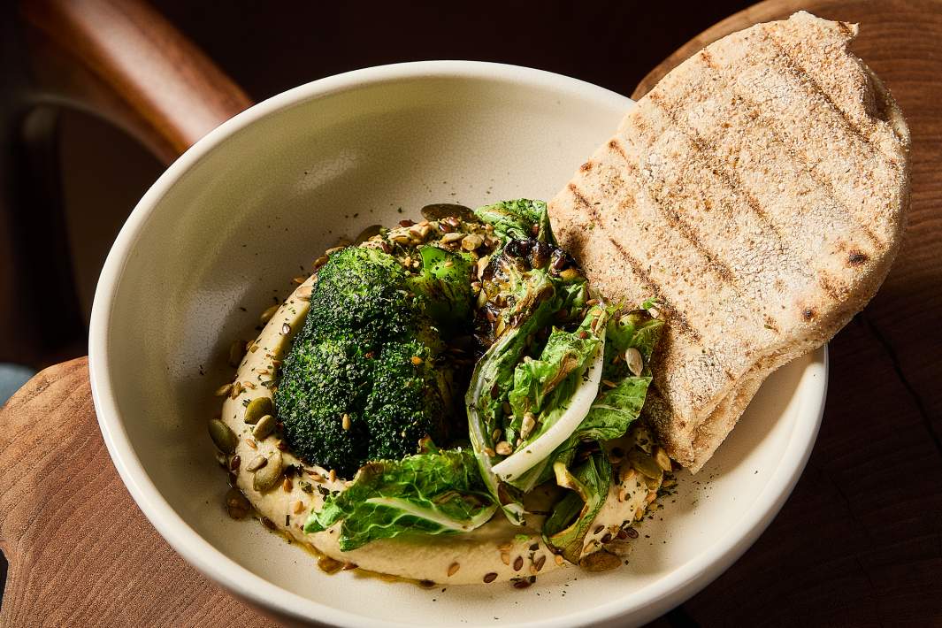 Хумус из темпе с семечками натто и капустой с огня