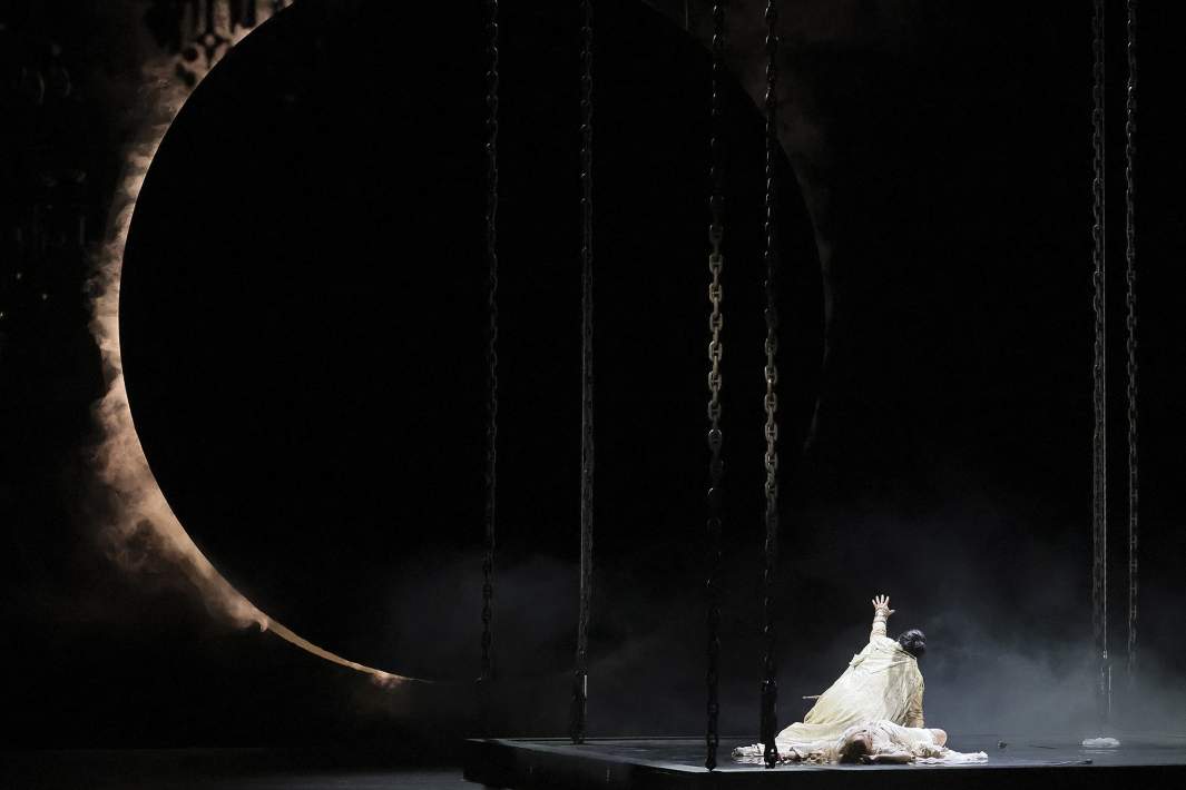 Сцена из спектакля