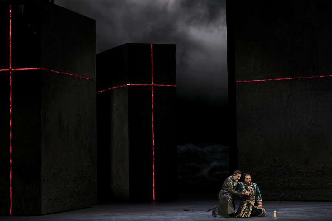 Сцена из спектакля. Яго — Эльчин Азизов, Отелло — Ованнес Айвазян