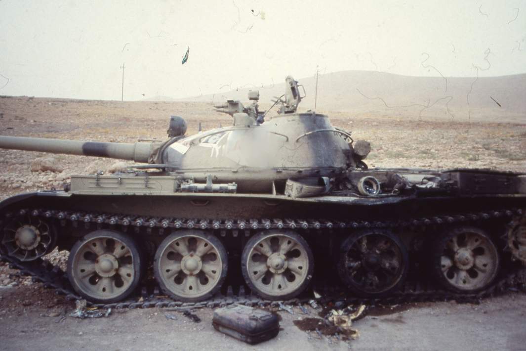 иракско-иранская граница: поврежденный танк на обочине дороги