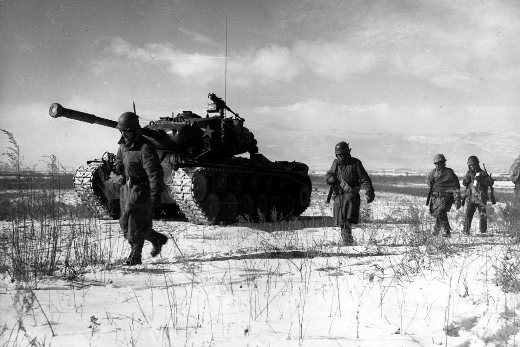 Морские пехотинцы США отступают от Чосина во время войны в Корее. 1950 год