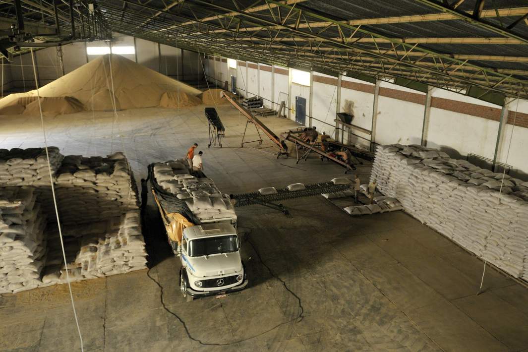 Погрузка мешков с зерном 