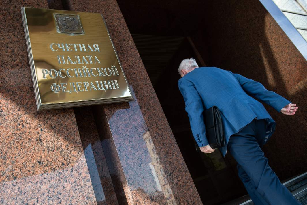 Мужчина входит в здание Счетной палаты 