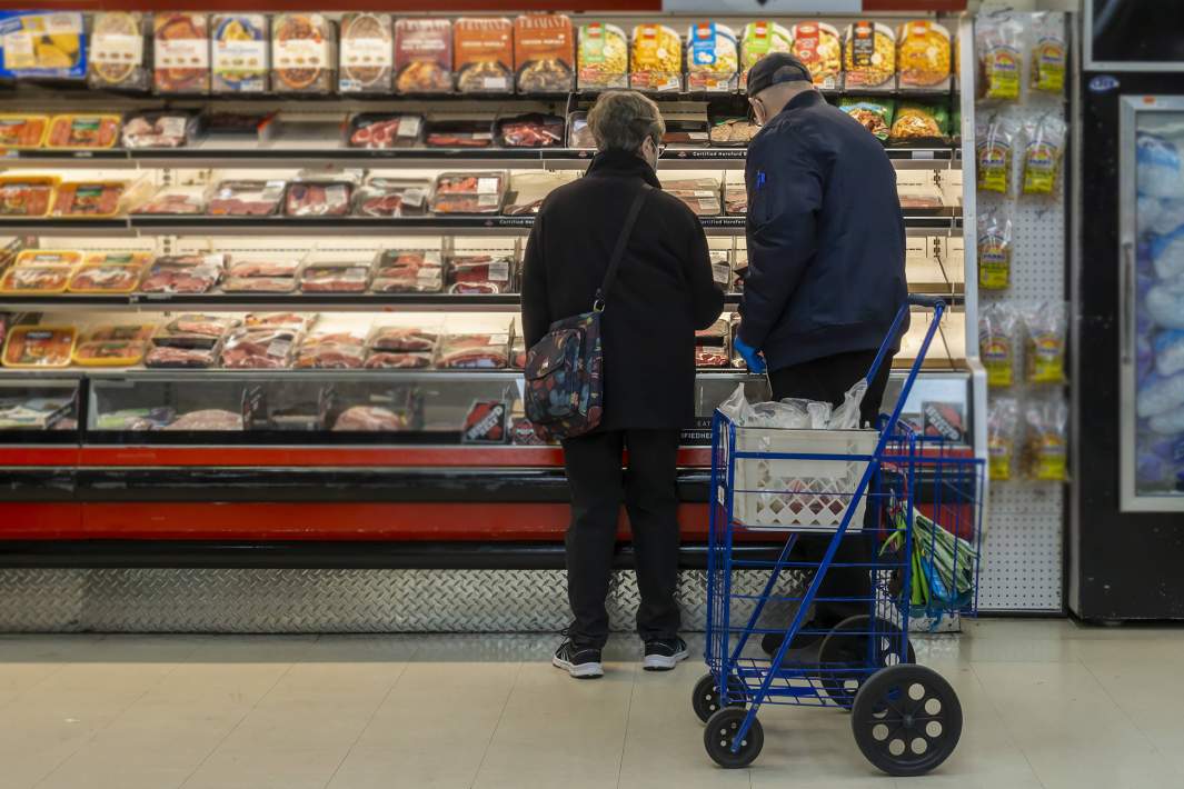 Покупатели в супермаркете в США 