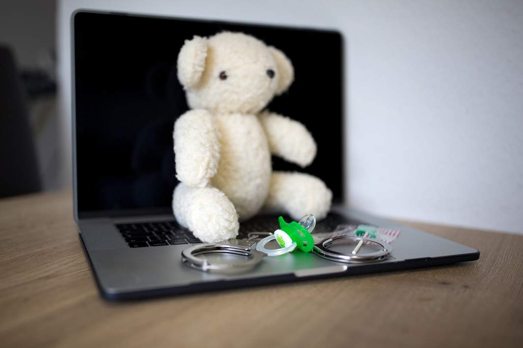 Ноутбук, наручники и игрушки