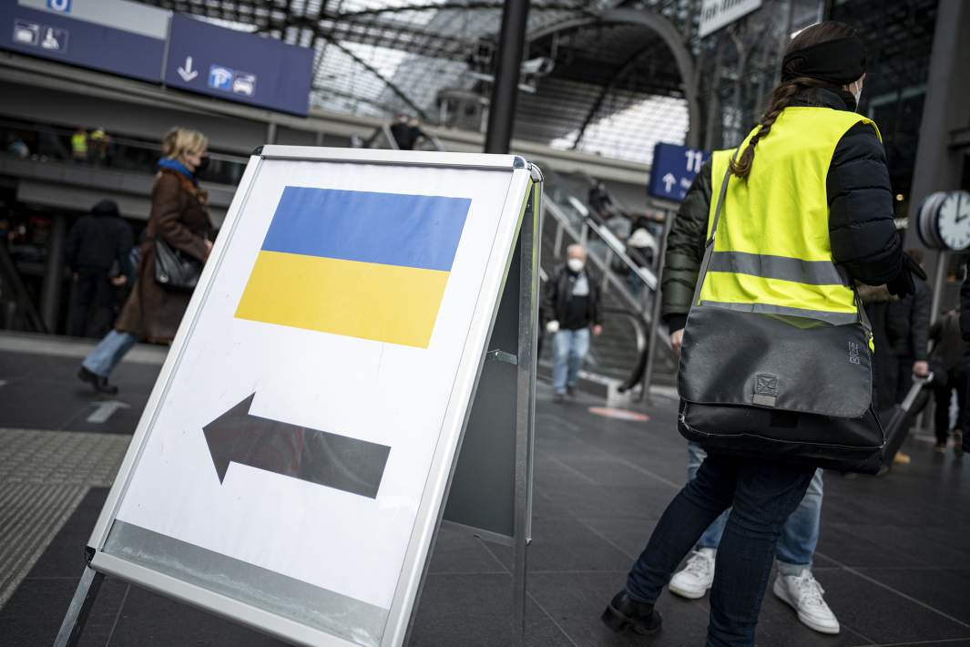 Украинский флаг на вокзале в Европе 