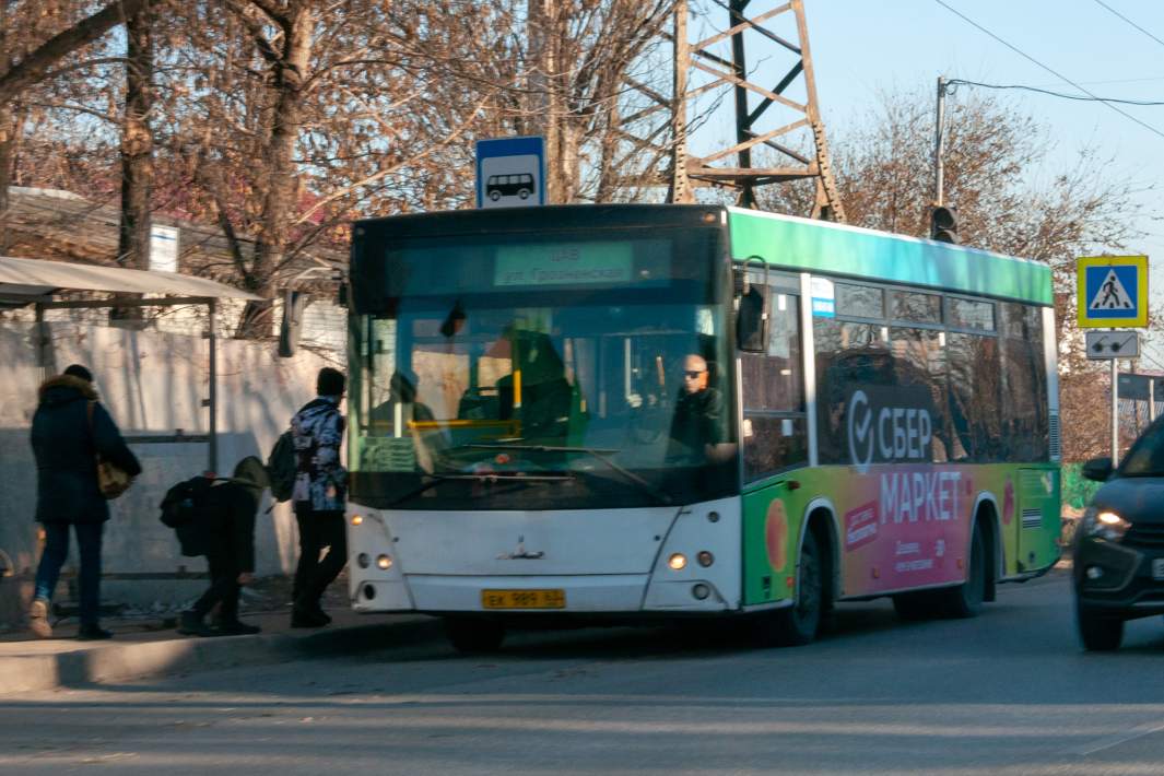 Автобус на остановке