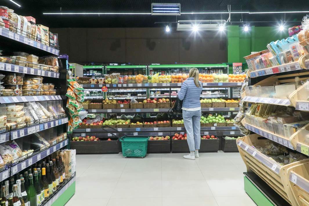 Покупатель в магазине «Вкусвилл»