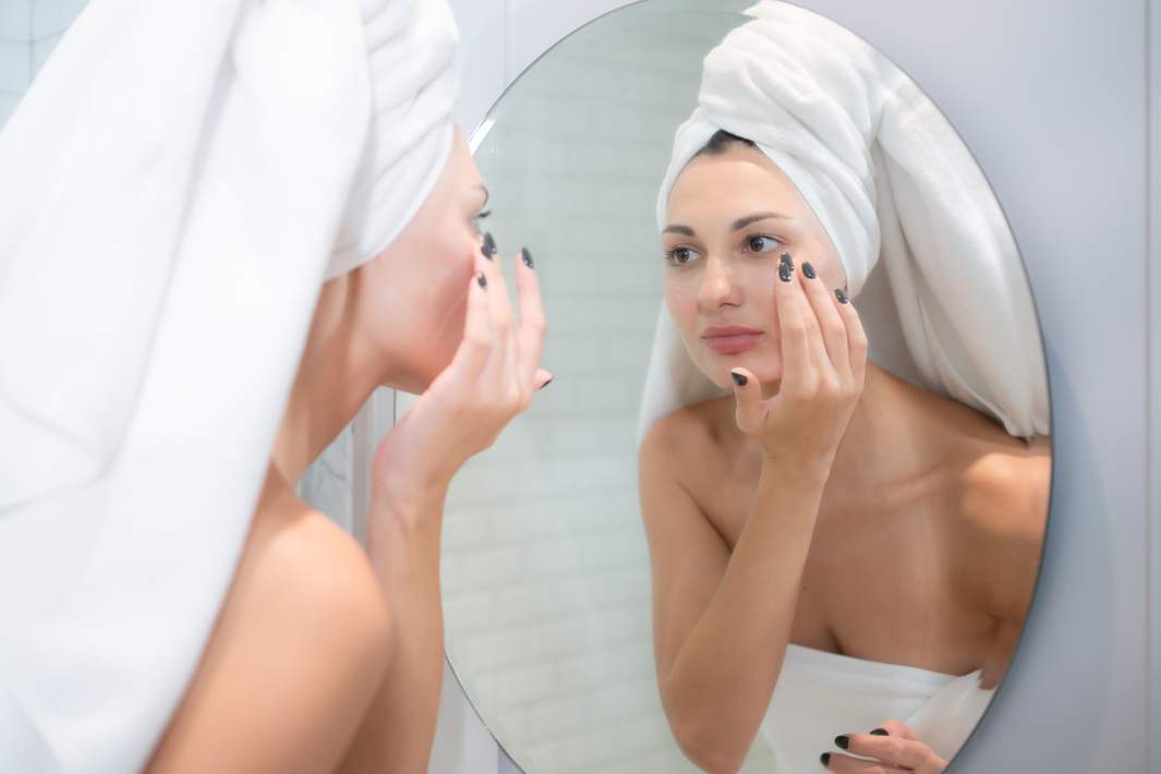 девушка смотрит в зеркало