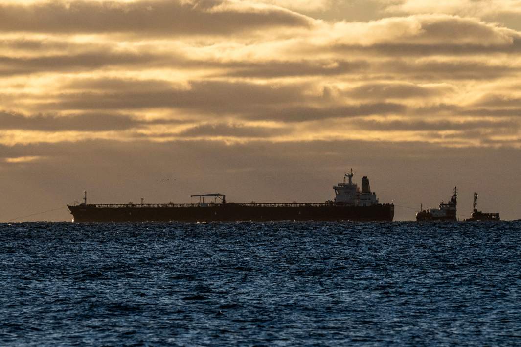 Нефтяной танкер в проливе 