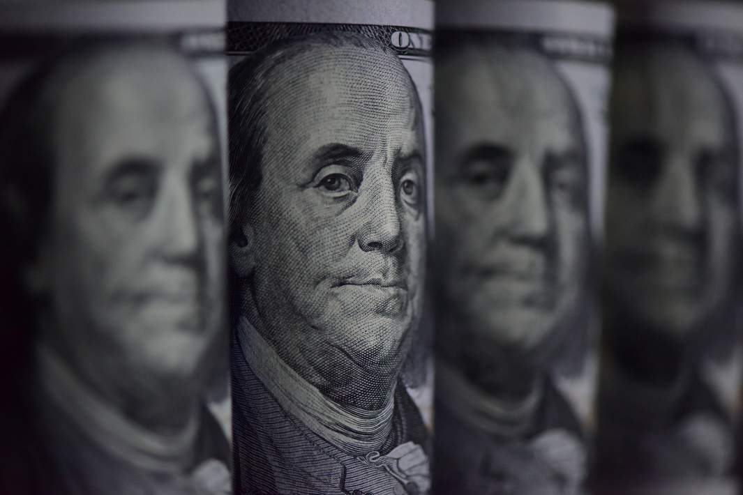 Долларовые банкноты 