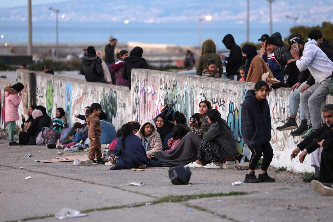 Люди с детьми, вынужденные покинуть южные пригороды Бейрута в связи с эскалацией конфликта между «Хезболлой» и Израилем