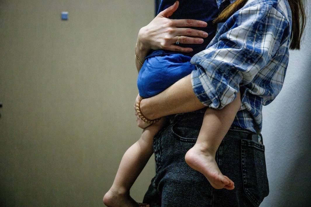 Женщина держит ребенка на руках 