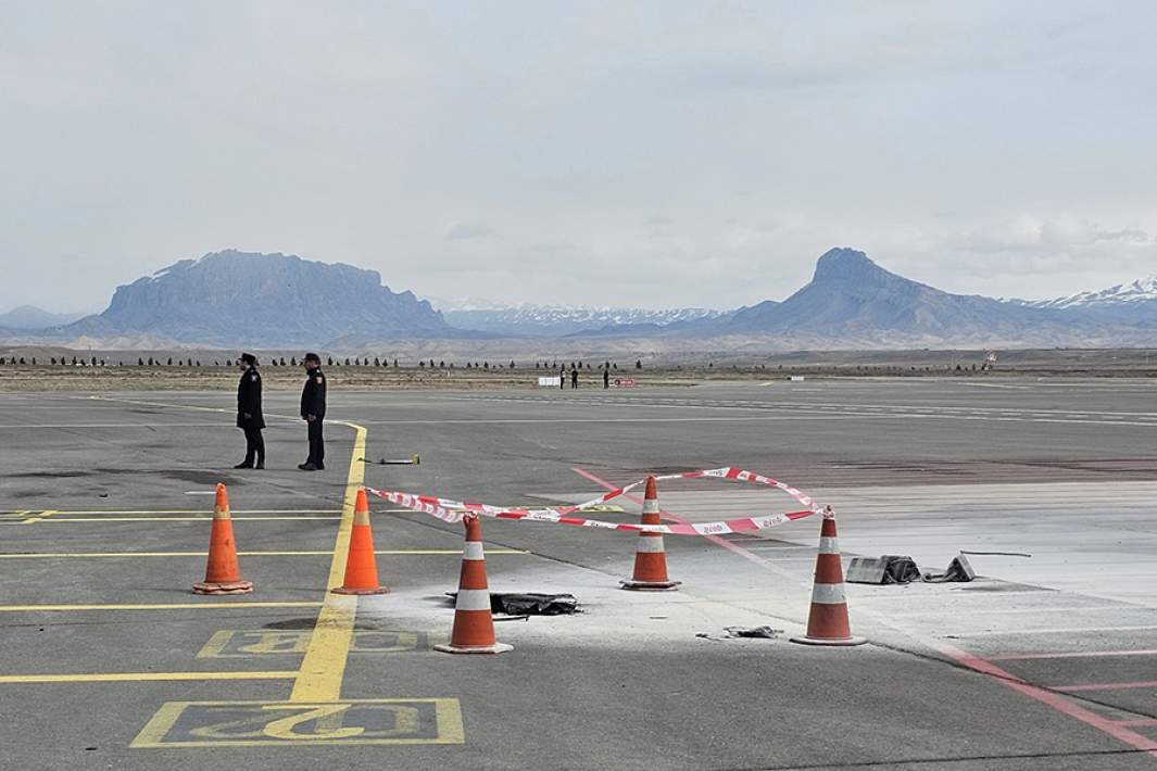 Обломки иранского БПЛА на летном поле аэропорта Нахичевани