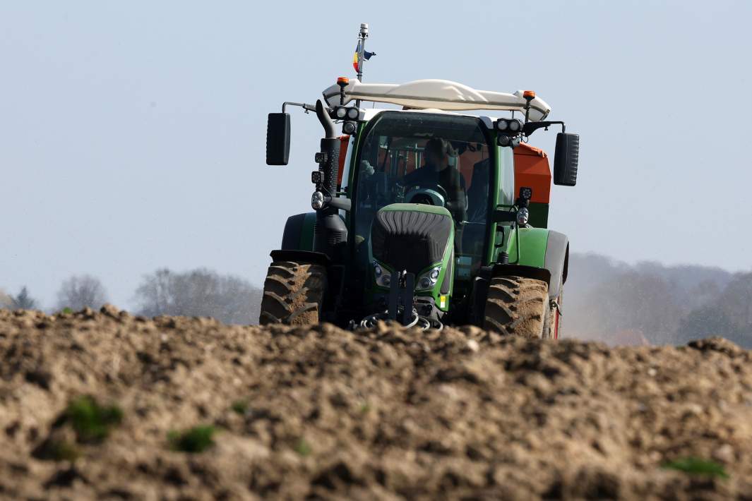 Вспашка поля 