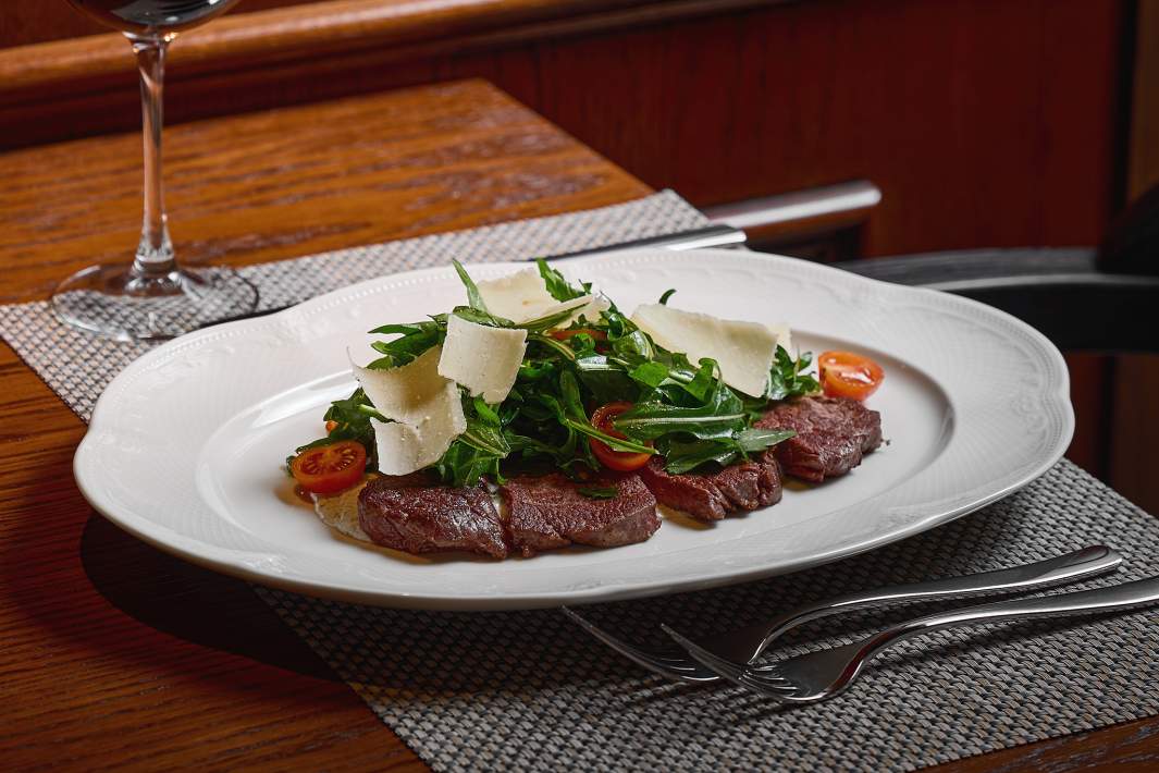 Тальята из говяжьей вырезки с трюфельным соусом и рукколой